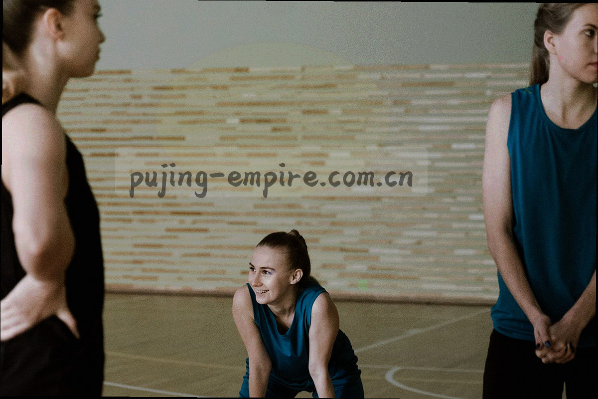 手机屏幕中的会员中心入口卡片被金色边框高亮，周围是深绿色柔光